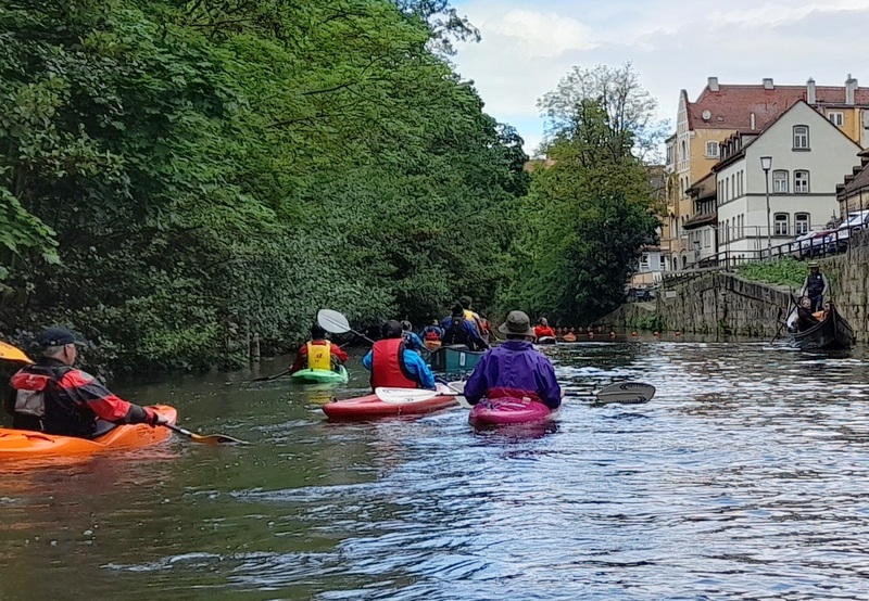 In Bamberg begegnen Kanuten einer Gondel