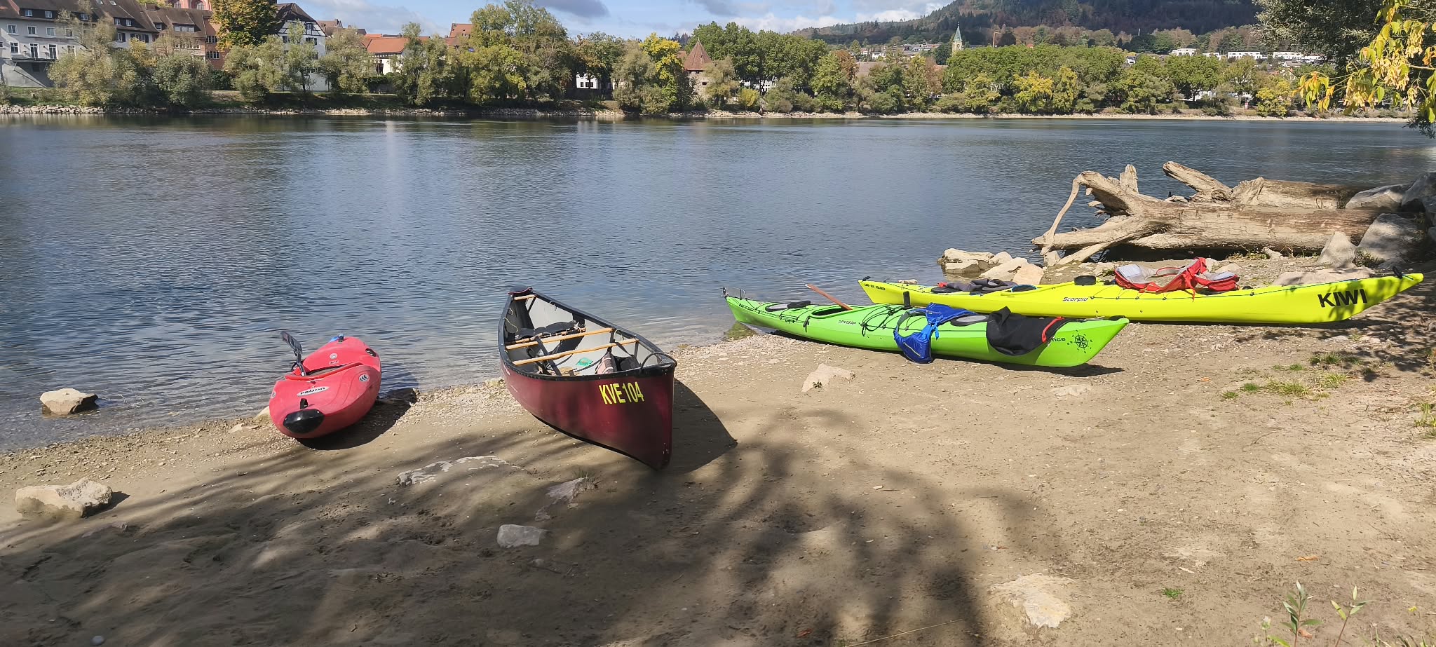 Paddelpause am idyllischen Fluss-Strand